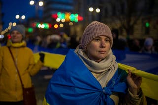 Les gens portaient le drapeau ukrainien pour montrer leur soutien